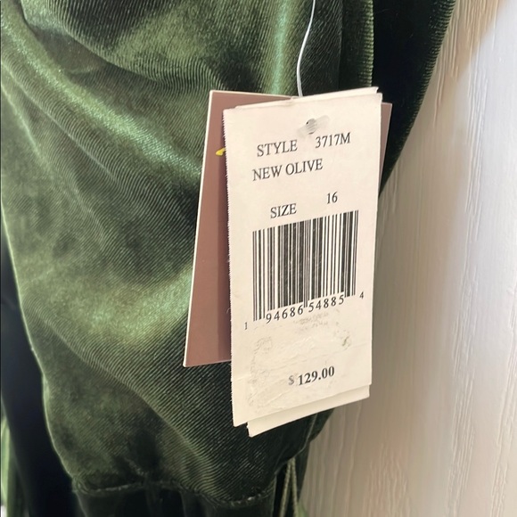 Taylor Green Halter High Low Maxi Gown - Picture 6 of 9